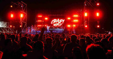Ambiente y público Crazy World escenario techno