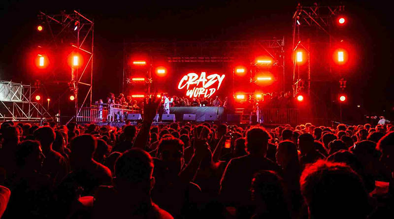 Ambiente y público Crazy World escenario techno