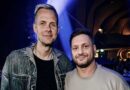 Adam Beyer y Mark Reeve posan juntos y sonríen en un club nocturno