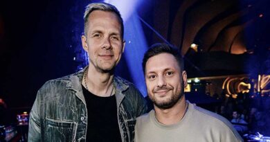 Adam Beyer y Mark Reeve posan juntos y sonríen en un club nocturno