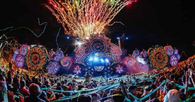 vista nocturna escenario principal de un evento celebrado por elrow