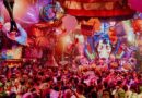 Escenario de elrow decorado con motivos coloridos de la Noche de los Muertos, con el público bailando durante una sesión de música electrónica