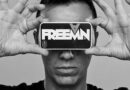 Freeman sostiene un cartel con su nombre en una fotografía en blanco y negro con motivo de sus 30 años como DJ