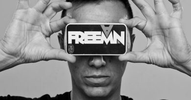 Freeman sostiene un cartel con su nombre en una fotografía en blanco y negro con motivo de sus 30 años como DJ
