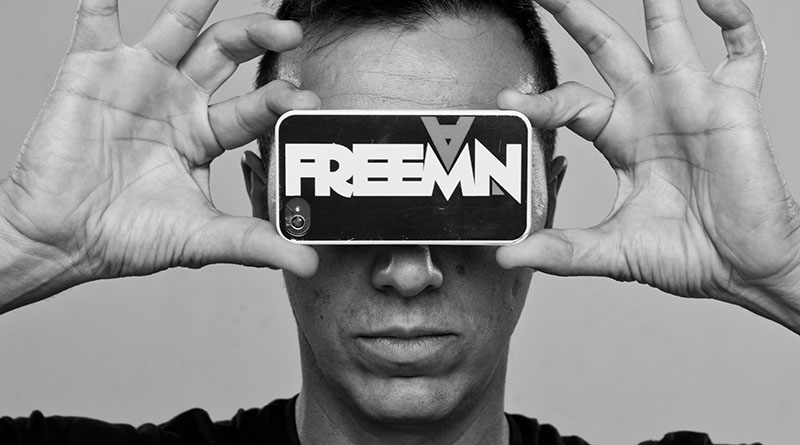 Freeman sostiene un cartel con su nombre en una fotografía en blanco y negro con motivo de sus 30 años como DJ