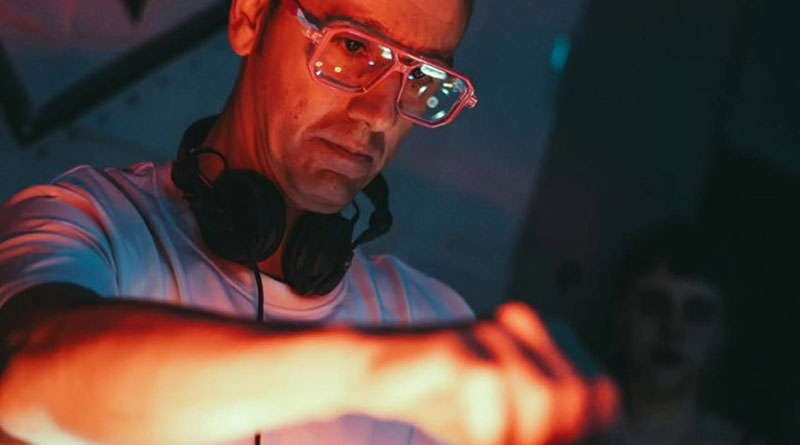 Freeman pinchando música electrónica