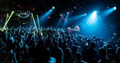 Público disfrutando de una actuación en la pista de baile de LAB theClub en Madrid