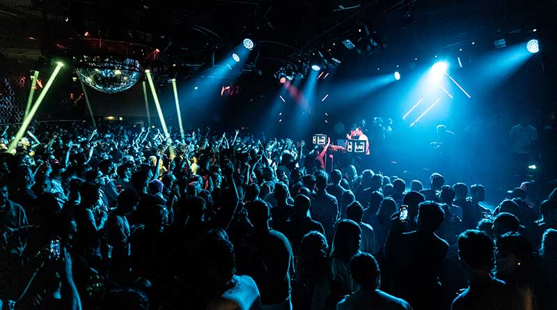 Público disfrutando de una actuación en la pista de baile de LAB theClub en Madrid