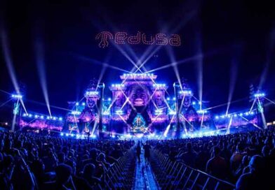 Público frente al escenario principal de Medusa Festival durante el espectáculo de cierre nocturno de 2026
