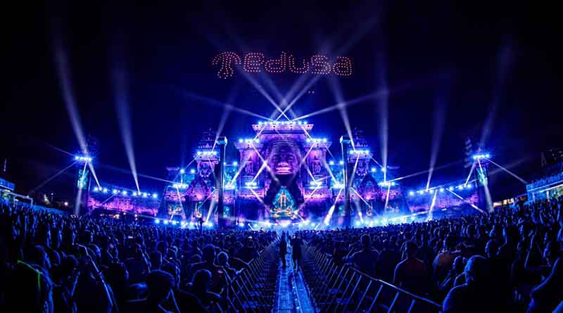 Público frente al escenario principal de Medusa Festival durante el espectáculo de cierre nocturno de 2026