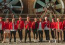 Los once integrantes de MEUTE posan con sus característicos uniformes rojos de músico de banda