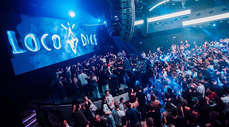 Loco Dice actuando frente a una pista llena durante una sesión de electrónica en Over Club Mallorca