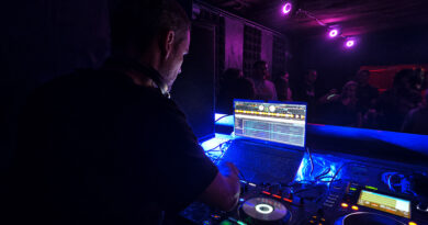_X_ pinchando en X Private Club Madrid, fotografiado desde detrás de la mesa de mezclas con el público al fondo.