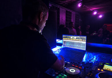 _X_ pinchando en X Private Club Madrid, fotografiado desde detrás de la mesa de mezclas con el público al fondo.
