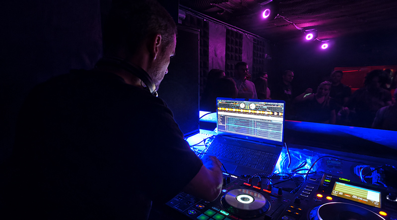 _X_ pinchando en X Private Club Madrid, fotografiado desde detrás de la mesa de mezclas con el público al fondo.