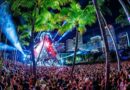 Público en The Cove, escenario de RESISTANCE en Ultra Miami, con los rascacielos de Miami iluminados al fondo durante la noche