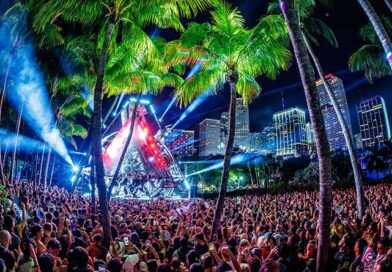 Público en The Cove, escenario de RESISTANCE en Ultra Miami, con los rascacielos de Miami iluminados al fondo durante la noche