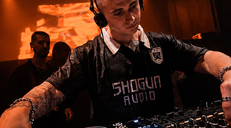 Vertx pinchando en una mesa de mezclas durante una sesión de Drum & Bass en una sala de club